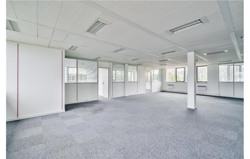 Location d'entrepôt de 566 m² à Saint-Thibault-des-Vignes - 77400 photo - 1