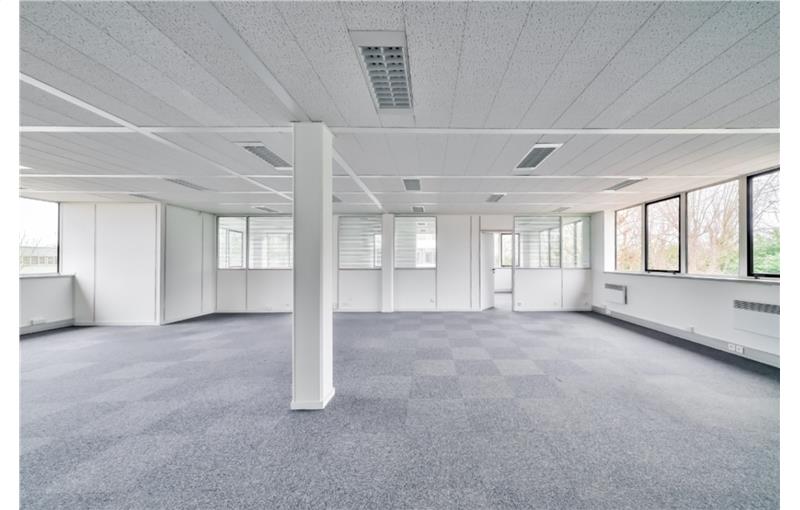 Location d'entrepôt de 606 m² à Saint-Thibault-des-Vignes - 77400 photo - 1