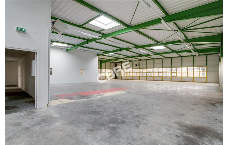 Location d'entrepôt de 965 m² à Saint-Thibault-des-Vignes - 77400 photo - 1