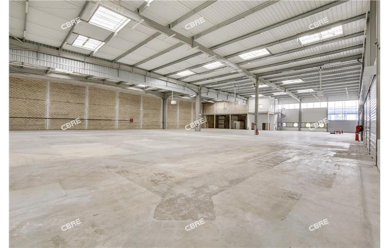 Location d'entrepôt de 2 658 m² à Trappes - 78190 photo - 1