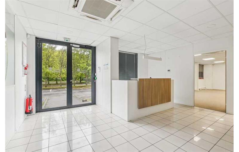 Location d'entrepôt de 2 068 m² à Tremblay-en-France - 93290 photo - 1