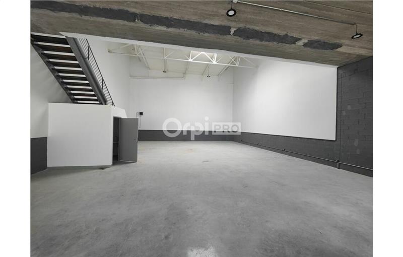 Location d'entrepôt de 310 m² à Vaux-le-Pénil - 77000 photo - 1