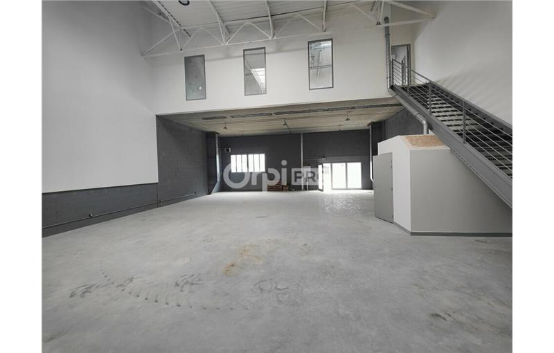 Location d'entrepôt de 350 m² à Vaux-le-Pénil - 77000 photo - 1