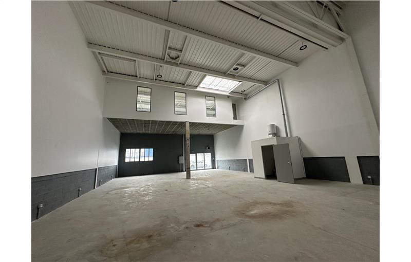 Location d'entrepôt de 560 m² à Vaux-le-Pénil - 77000 photo - 1