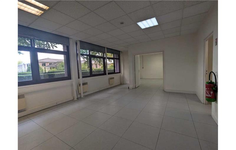 Location d'entrepôt de 280 m² à Voisins-le-Bretonneux - 78960 photo - 1