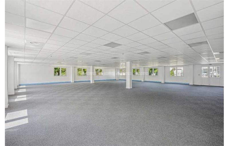 Vente de bureau de 1 477 m² à Bron - 69500 photo - 1