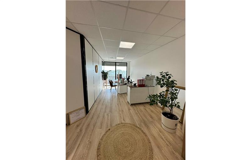 Bureau en vente de 236 m² à Fargues-Saint-Hilaire - 33370 photo - 1