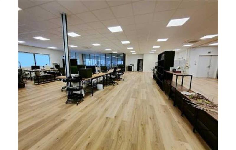 Vente de bureau de 1 389 m² à Ferrières-en-Brie - 77164 photo - 1