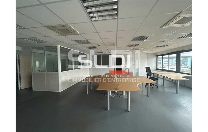 Vente de bureau de 822 m² à Genay - 69730 photo - 1