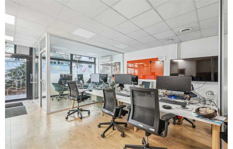 Vente de bureau de 60 m² à Paris 15 - 75015 photo - 1