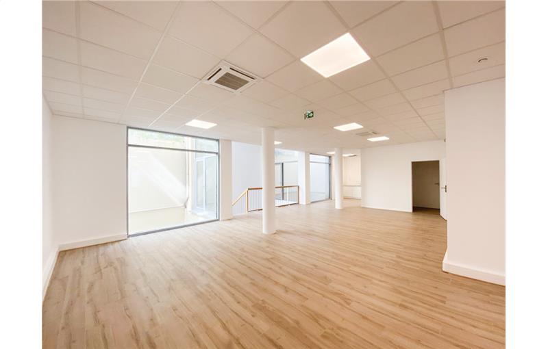 Vente de bureau de 199 m² à Paris 15 - 75015 photo - 1