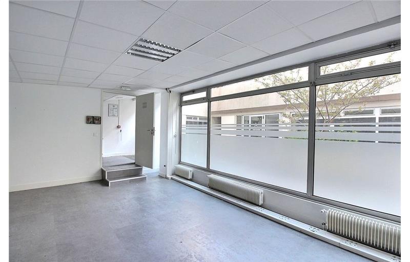 Vente de bureau de 255 m² à Paris 20 - 75020 photo - 1