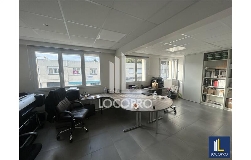 Vente de bureau de 86 m² à Saint-Laurent-du-Var - 06700 photo - 1