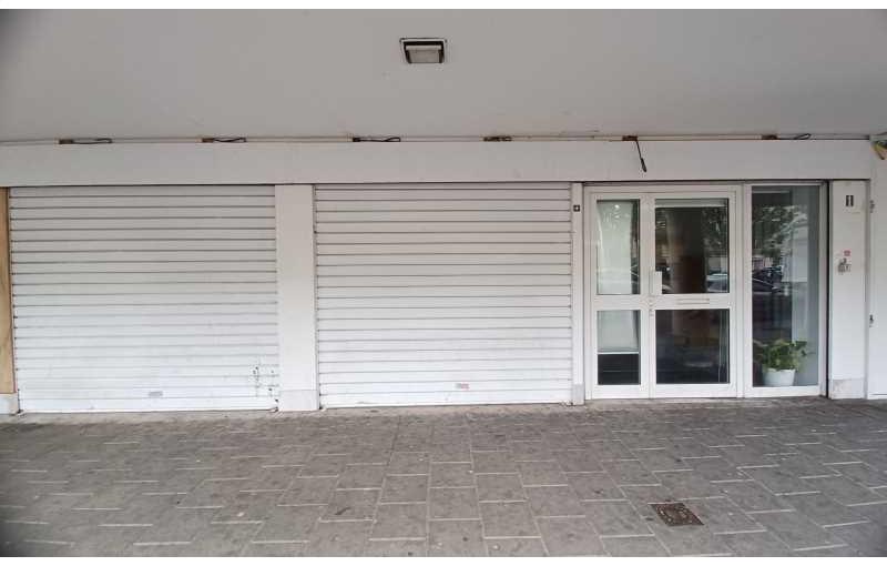 Vente de local commercial de 70 m² à Bussy-Saint-Georges - 77600 photo - 1