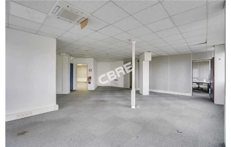 Achat d'entrepôt de 1 605 m² à Fontenay-Trésigny - 77610 photo - 1