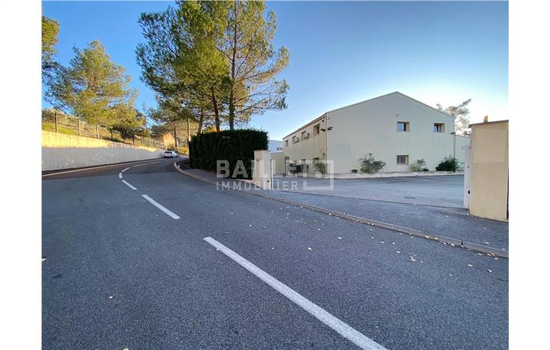 Vente d'entrepôt de 1 700 m² à Roquebrune-sur-Argens - 83520 photo - 1