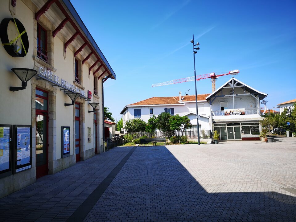 Local commercial 165 m² GUJAN MESTRAS - Bureaux & Commerces